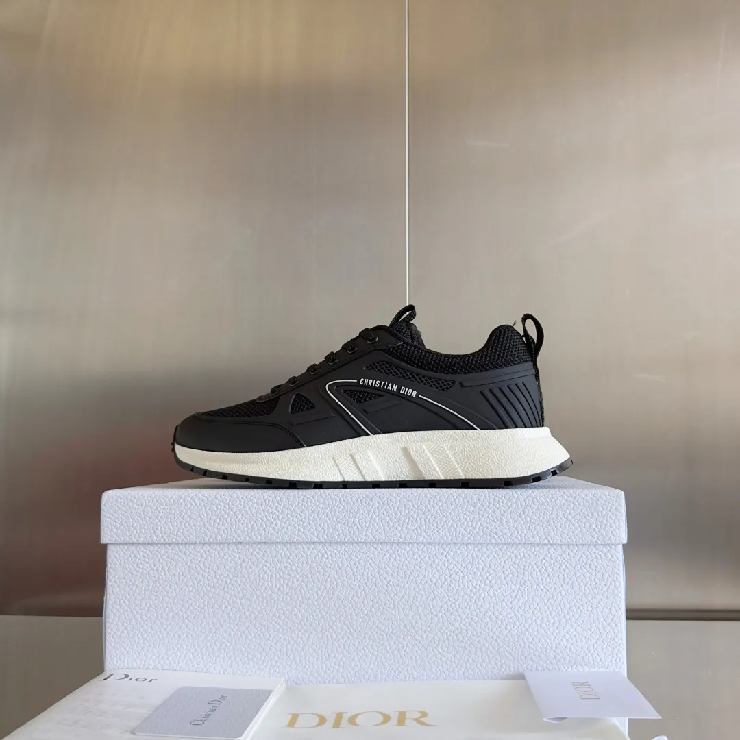 [Dior Dior] P: 640💰Couple model Size: Female: 35-40 (customized at 41), male 39-44. (customized at 45) 2025 Dior Dior autumn and winter new couple model, thick-soled casual sports shoes, originally purchased and developed to reinterpret the sports style with an elegant and fashionable shape. The upper is crafted from white mesh fabric and features the Christian Dior Paris signature on the laces and heel. The exquisite two-color sole is light and soft, which can add a high-end temperament to all kinds of casual looks. The delivery counter is exquisitely packaged🛍📦 ▪️Material: Original custom imported first-layer cowhide ▪️Inner lining: Imported soft sheepskin lining ▪️Sole: Original open-molded anti-slip rubber material ▪️Sole thickness: 4CM